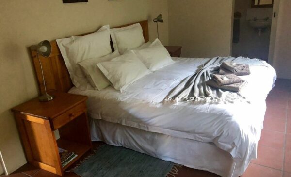 The bedroom at Akkerboom Country Cottages in Barrydale