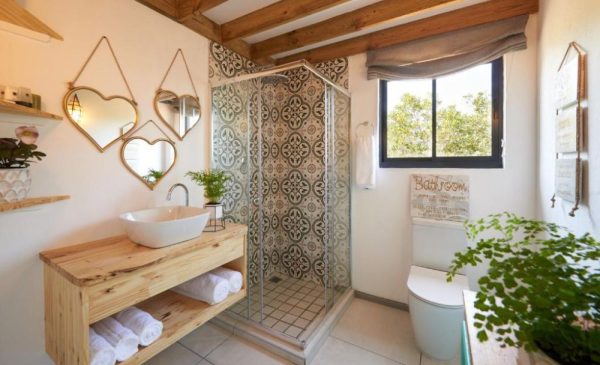 The bathroom in the treehouse villa from Treedom Villas and Vardos in Wilderness