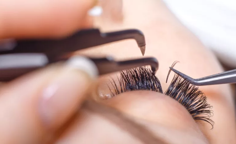 Step up your lash game with a set of hybrid lashes