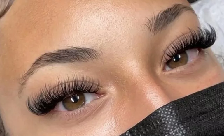 A Set of Classic Lash Extensions for a Glamorous Everyday Look