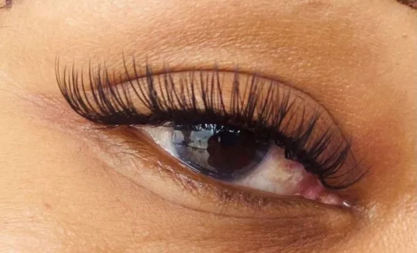 A Set of Individual Volume Eyelashes in Fourways