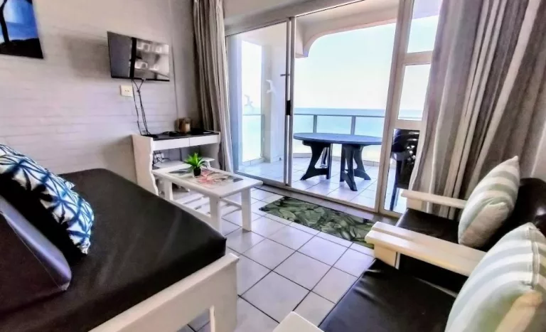 Accommodate 5 People in a Spacious, Modern Apartment with Sea Views