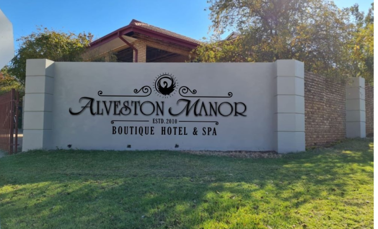 Relaxing Getaway at Alveston Manor – Accommodation & Spa Treatment for 2 People