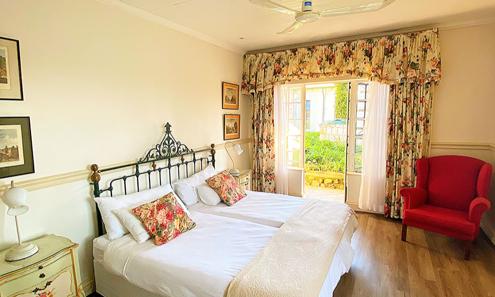 SHERWOOD'S COUNTRY HOUSE (2)